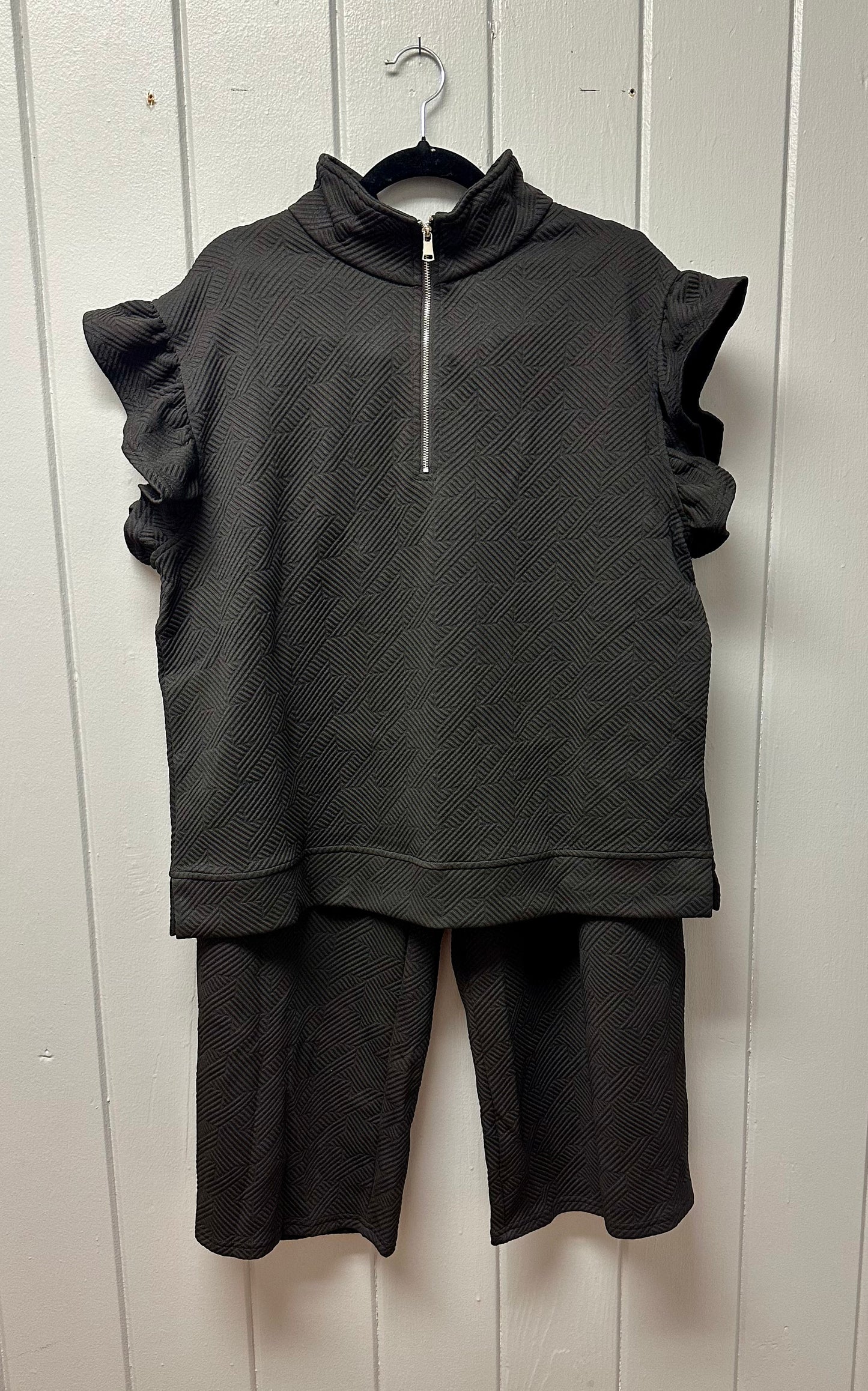 Black Flutter Sleeve Capri